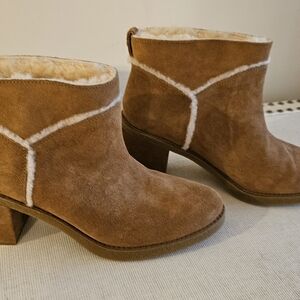 UGG Women's Tan Suede Ankle Boots. New! size 10/11